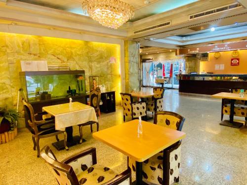 Restorāns vai citas vietas, kur ieturēt maltīti, naktsmītnē Li Hua Hotel