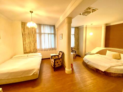 a hotel room with two beds in a room at Li Hua Hotel in Taoyuan