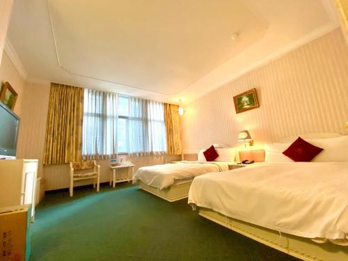 桃園區的住宿－麗華商務大飯店 ，酒店客房设有两张床和一台平面电视。
