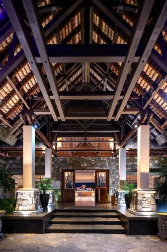 vestíbulo de un edificio con techo grande en Le Jadis Beach Resort & Wellness - Managed by Banyan Tree Hotels & Resorts, en Balaclava