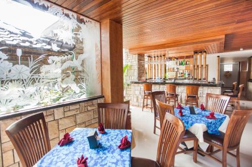 Restoran või mõni muu söögikoht majutusasutuses Satriya Cottages