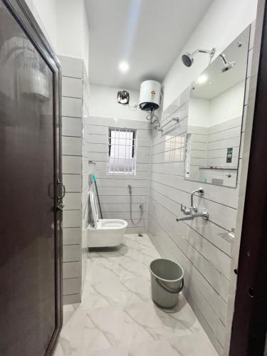 een badkamer met een bad, een toilet en een wastafel bij Light House, Unique & Cozy 2bhk in Guwahati