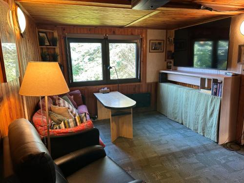 sala de estar con sofá y mesa en CHALUPA KLÍNY - Oáza klidu na horách u SKI RESORTU, en Klíny