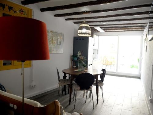 a dining room with a table and chairs at Ca l'Ametller in Torregrosa