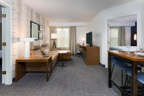 um quarto de hotel com um sofá e uma sala de estar em Residence Inn Wayne em Wayne