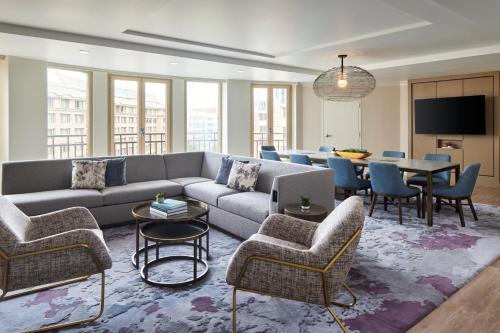 uma sala de estar com um sofá, cadeiras e uma mesa em Westin Georgetown, Washington D.C. em Washington
