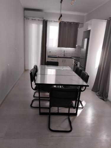 een eetkamer met een tafel en stoelen in een kamer bij Edelweiss in Nydri