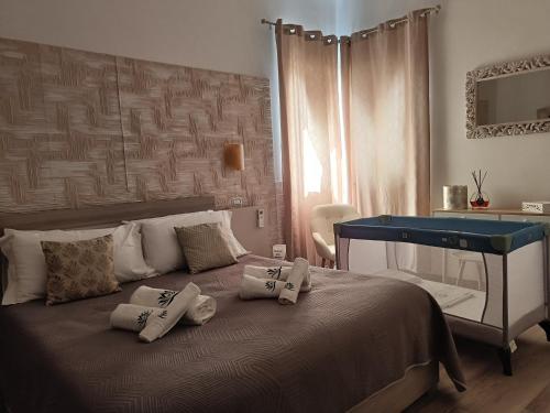 ein Schlafzimmer mit einem großen Bett mit Kissen und einem Schreibtisch in der Unterkunft Casa Vacanze Fiore di Loto in Leporano