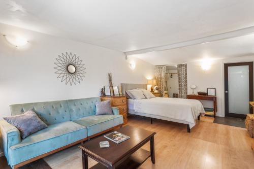 ein Wohnzimmer mit einem Sofa und einem Bett in der Unterkunft Private Studio City Guest House in Los Angeles