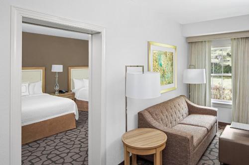une chambre d'hôtel avec un lit et un canapé dans l'établissement Residence Inn by Marriott West Orange, à West Orange