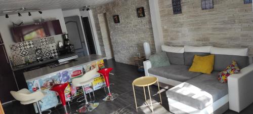 T2 à ENSUES LA REDONNE Proche calanques