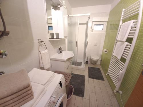 Baño pequeño con lavabo y aseo en Apartment Lavanda, en Tar