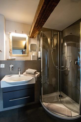 Bilik mandi di Hotel Das Brückenhaus