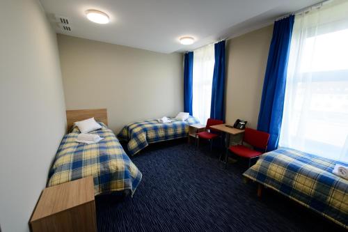 Ένα ή περισσότερα κρεβάτια σε δωμάτιο στο HOSTEL PARKOWY