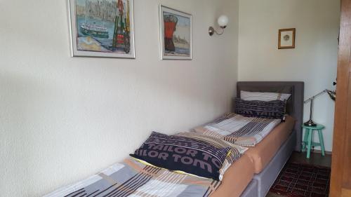 Un pat sau paturi într-o cameră la Ferienwohnung Seesternchen