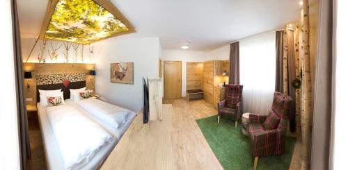 a hotel room with a bed and a dining room at Das Waldhotel - Genuss & Wellness am Notschreipass in Todtnau