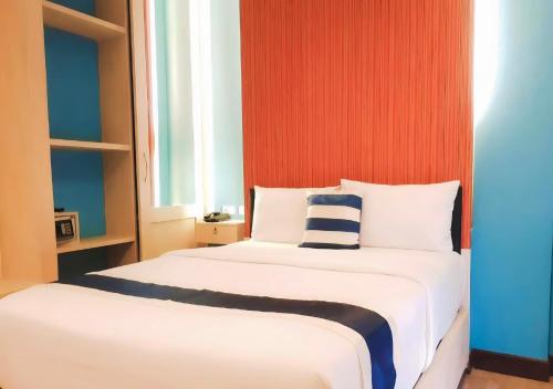 Un dormitorio con dos camas y una ventana en iCheck inn Chill Patong, en Patong Beach