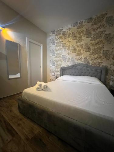 ein Schlafzimmer mit einem Bett mit zwei Handtüchern darauf in der Unterkunft A due passi da in Formia