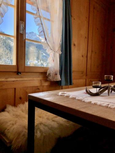 Galeriebild der Unterkunft Charming Chalet with mountain view near Arosa for 6 People house exclusive use in Langwies