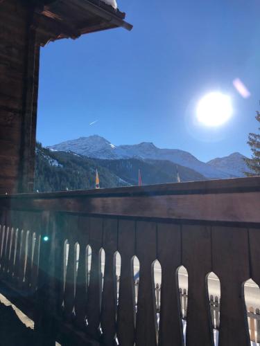 Galeriebild der Unterkunft Charming Chalet with mountain view near Arosa for 6 People house exclusive use in Langwies