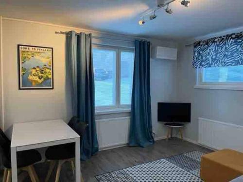 ein Wohnzimmer mit einem Tisch und einem Fenster in der Unterkunft One bedroom apartment in central Savonlinna in Savonlinna