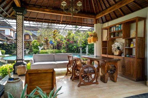a living room with a couch and a table at Capung Cottages in Ubud