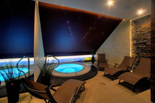 pokój z basenem w budynku w obiekcie POŁONINY Resort w mieście Bukowiec