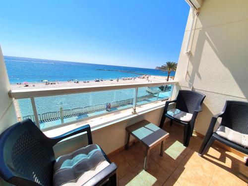 アルテアにある'SAN MIGUEL' Holiday Apartmentsのビーチの景色を望むバルコニー(椅子付)