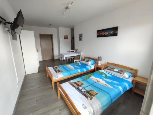 um quarto com duas camas e uma mesa em Gästewohnung Fischer em Strehla