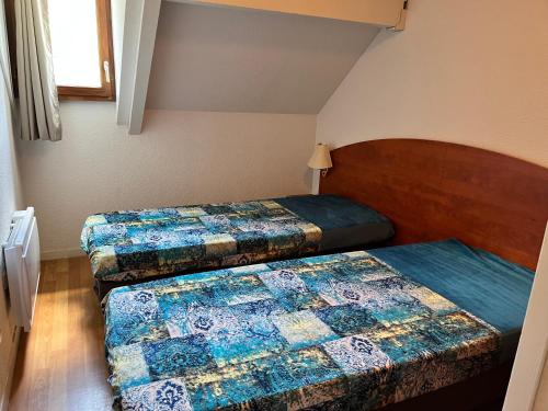 une chambre avec deux lits dans une pièce dans l'établissement Comfort Duplex Apartment, Foot Of The Slopes, à Bagnères-de-Bigorre