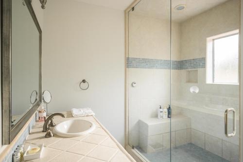 uma casa de banho com uma cabina de duche em vidro e um lavatório. em Luxury Guest House 2BA/2BR, Separate Building, Private Basketball Court, Prime Neighborhood em Scottsdale