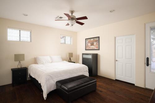 um quarto com uma cama e uma ventoinha de tecto em Luxury Guest House 2BA/2BR, Separate Building, Private Basketball Court, Prime Neighborhood em Scottsdale