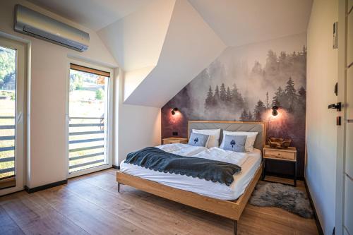 1 dormitorio con 1 cama con una pintura en la pared en Nad Lipami, en Szczyrk