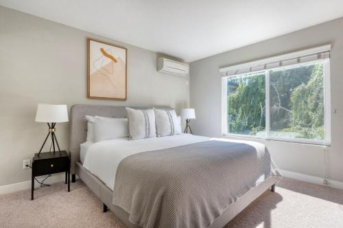 ein Schlafzimmer mit großem Bett und Fenster in der Unterkunft Sunnyvale 1br w gym spa pool nr tech SFO-1443 in Sunnyvale