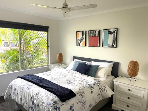 um quarto com uma cama e uma janela em 2 Bedroom Villa In Tropical Resort em Noosaville