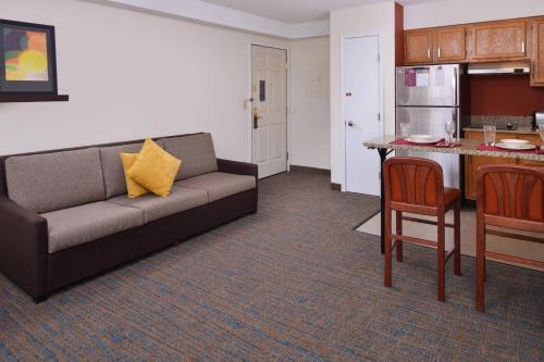 Kuchyň nebo kuchyňský kout v ubytování Residence Inn by Marriott Dayton Troy