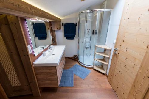 a bathroom with a sink and a shower at Apartment Nussbaum in Jochberg