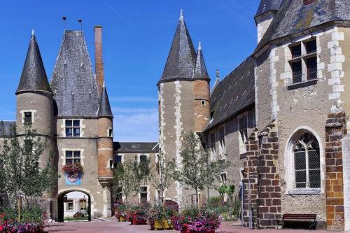 Billede fra billedgalleriet på Charming country house in the forest, with heated pool i Cerdon