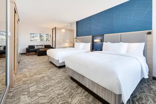 Habitación de hotel con 2 camas y sofá en SpringHill Suites by Marriott Dallas Mansfield, en Mansfield