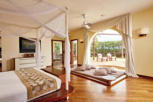 Riu Palace Zanzibar - All Inclusive - Adults Only في نونغوي: غرفة نوم بسريرين وصالة جلوس