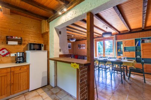Kuchyň nebo kuchyňský kout v ubytování Chalet L'oréade
