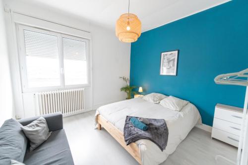 - une chambre bleue avec un lit et un canapé dans l'établissement KASA LYONNAISE - Proche Lyon, Transports, Tout équipé, à Grigny