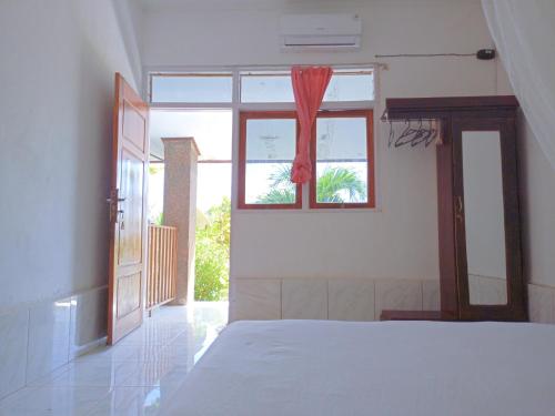 Кровать или кровати в номере Rocky homestay lakey nangas beach