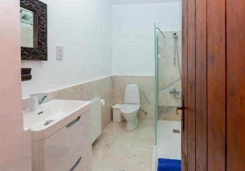 Un baño de Archondia House - Holiday Apartments With Pool