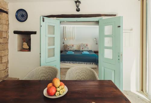 Una mesa con un bol de fruta encima. en Archondia House - Holiday Apartments With Pool, en Kalavasos