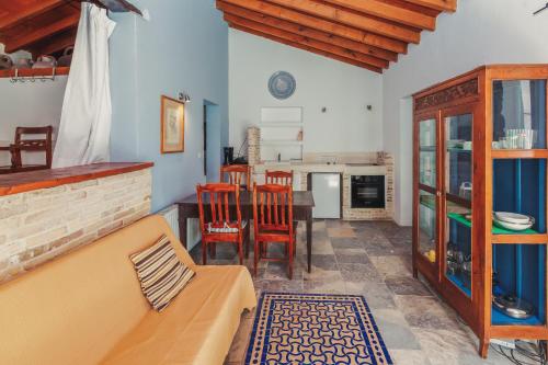 una sala de estar con un sofá y una mesa en Archondia House - Holiday Apartments With Pool, en Kalavasos