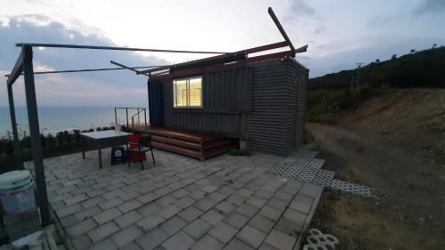 Cette petite cabine dispose d'un toit-terrasse. dans l'établissement Contanier Farm, à Rrogozhinë
