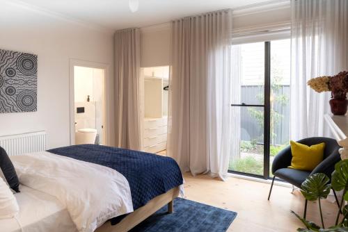 Ένα ή περισσότερα κρεβάτια σε δωμάτιο στο Botanica House - Your Kyneton Oasis