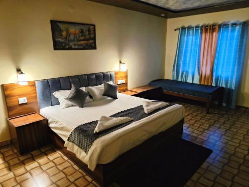 เตียงในห้องที่ Divyam Resort