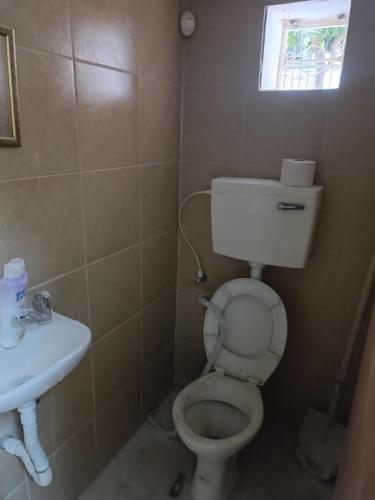 a bathroom with a toilet and a sink at דירת נופש in Haifa